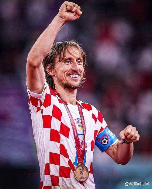 马卡发文称赞莫德里奇:35岁一年征战70场比赛 马卡发文称赞莫德里奇:35岁一年征战70场比赛